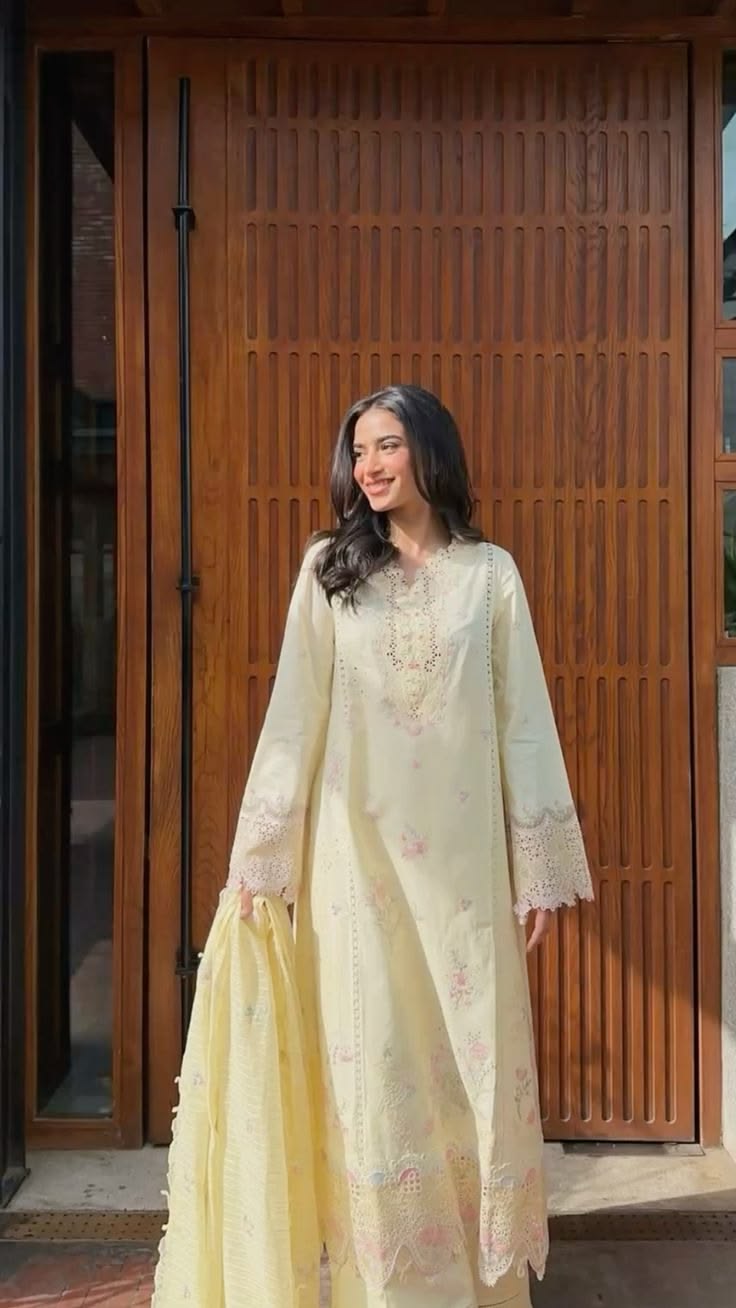 Soft Elegance Glowing Grace In Golden Sunlit Traditional Style