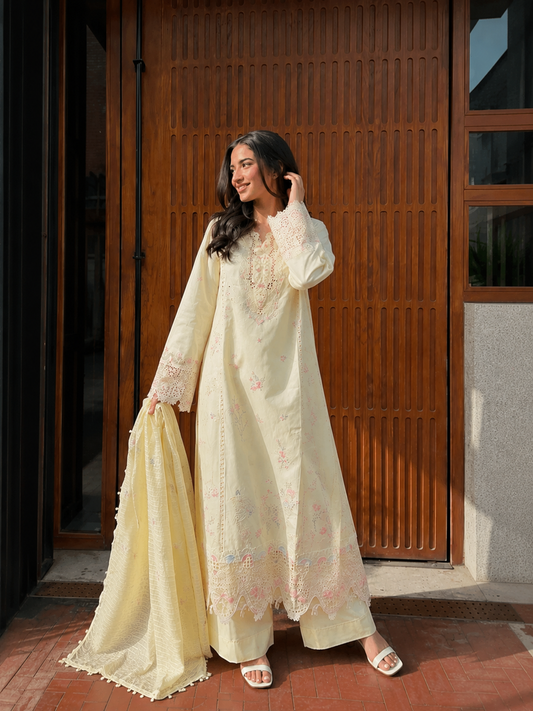 Soft Elegance Glowing Grace In Golden Sunlit Traditional Style